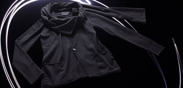 マフラーとセットになったカーディガンは、着こなしの幅も広がるアイテム。程よい身頃丈もトレンド感たっぷりだ。黒カーディガン3万7800円（ジュンハシモト／伊勢丹新宿店）