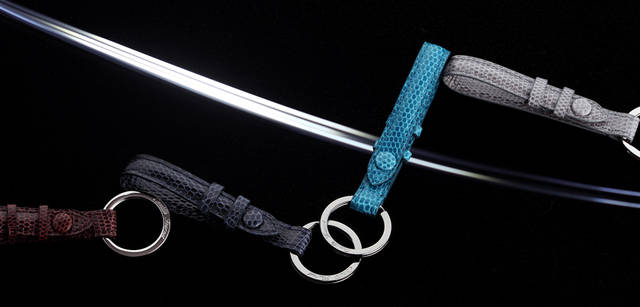 上質なリザードを使ったキーホルダー。くるみボタンなどディテールにまでこだわったつくり。リーザードキーホルダー各1万9950円（カミーユ・フォルネ／伊勢丹新宿店）