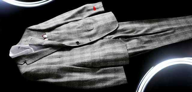 エレガントなスーツに、ナチュラルなシワ加工がほどこされたシャツをコーディネイト。スーツ22万500円（イザイア／伊勢丹新宿店）　白シャツ2万7300円（フィナモレ／伊勢丹新宿店）　ポケットチーフ6300円（チフォネリ／伊勢丹新宿店）