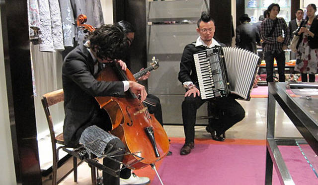 ETRO│エトロ銀座本店 アコースティック・トリオ、ザッハトルテによる演奏