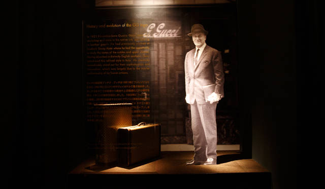 <b>GUCCI｜グッチ</b>　50年代 フィレンツェのヴィーニャ ヌオヴァ通りのショップの前での2代目 アルド・グッチ