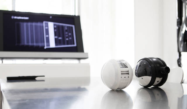 Divine of Creation｜KDDIのiidaブランドから2009年9月に発  表された最新のロボットの「Polaris」。右は「Balbo」  (2000) 。