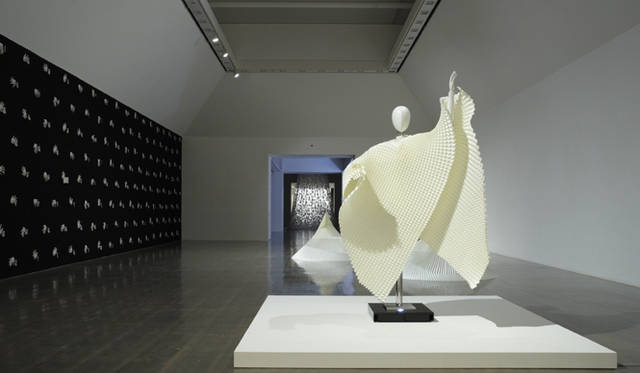 Divine of Creation｜「Palette」手で創る 森英恵と若いアーチィストたち (2009)　(c)森英恵ファッション文化財団  