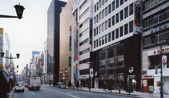 Divine of Creation｜「ALFRED DUNHILL GINZA 」Facade (2007)　Photo:   Koji Horiuchi　(c) Flower Robotics, Inc. (c)Richemont F&A Japan   Limited 