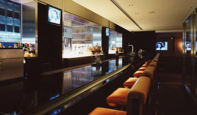 Divine of Creation｜「ALFRED DUNHILL GINZA」 2nd floor Bar (2007)　  Photo: Koji Horiuchi　(c) Flower Robotics, Inc. (c)Richemont F&A   Japan Limited 