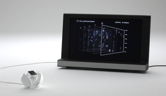 Divine of Creation｜Phone + Robot「Polaris」(2009)　Photo: Masao Okamoto　(c)Flower Robotics,Inc. (c)KDDI