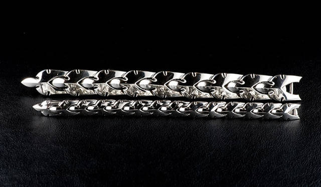 <b>CHROME HEARTS│クロムハーツ</b>　上／“FLEUR KNEE” ブレスレット（Large）27万9300円、下／“FLEUR KNEE”ブレスレット（Medium）26万3550円