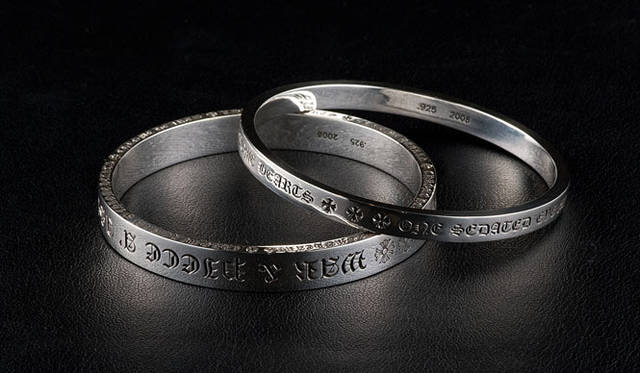 <b>CHROME HEARTS│クロムハーツ</b>　上／バングル（6mm）6万6150円、下／バングル（9mm）8万2950円