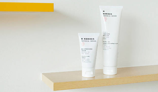 小林ひろ美の2009年秋冬ビューティトレンド「ナチュラルコスメ＆ヒーローコスメ編」<br>左から、コレス「マテリアハーバ フェイスクリーム フォー ドライスキン（クリーム）」、同「マテリアハーバ 3 IN 1 クレンジングミルク（クレンジング）」