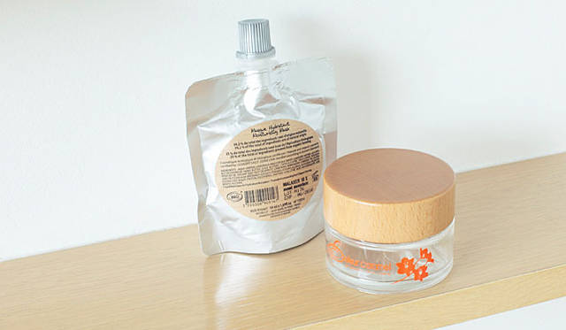 小林ひろ美の2009年秋冬ビューティトレンド「ナチュラルコスメ＆ヒーローコスメ編」<br>クレール カラメルのレフィルと容器