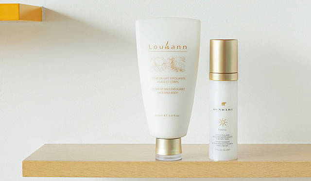 小林ひろ美の2009年秋冬ビューティトレンド「ナチュラルコスメ＆ヒーローコスメ編」<br>左から、ルアンのスクラブ、スンダリ「ファーミング モイスチャー アクティブ（保湿クリーム）」