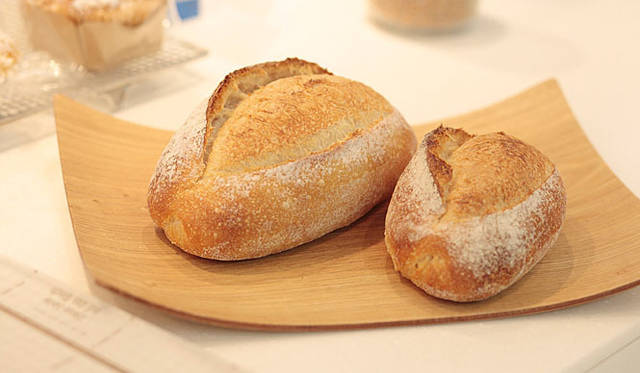 L’atelier de Plaisir│「プレジール」は、フランス産と北米産の有機栽培小麦と、ドイツ産のオーガニック小麦に、3種類の自家培養自然酵母を使用。外はパリッと中はもっちりの食感が自慢。焼き上がり予定時間 12:00　大1個 900円／小1個450円