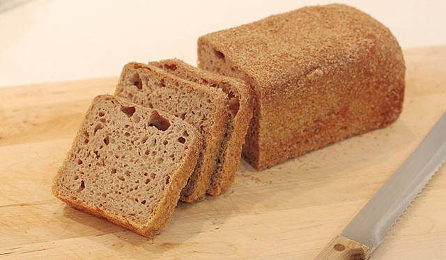 L’atelier de Plaisir│約9000年以上前にヨーロッパで栽培されていた古代の小麦、「スペルト」を100％使用した「エポートゥル」。ほどよい酸味と深い旨味が特長。スライスしてチーズをのせたり、オリーブオイルやバターにも合う。焼き上がり予定時間 12:00～14:00　1g／2.7円（量り売り）