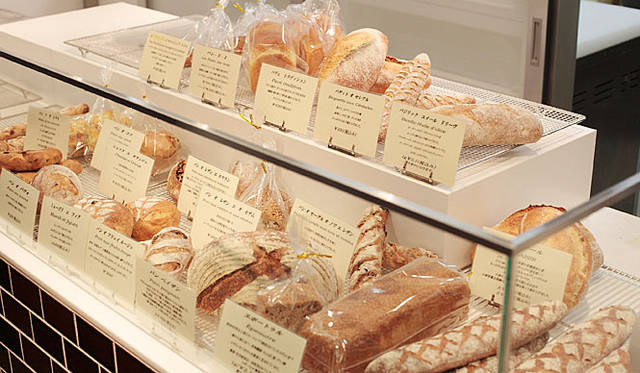 L’atelier de Plaisir│ヨーロッパの伝統を守りながら、シェフの感性で考えられた様々な種類のパンが並ぶ。そのひとつひとつの仕上がりが、なんとも美しい