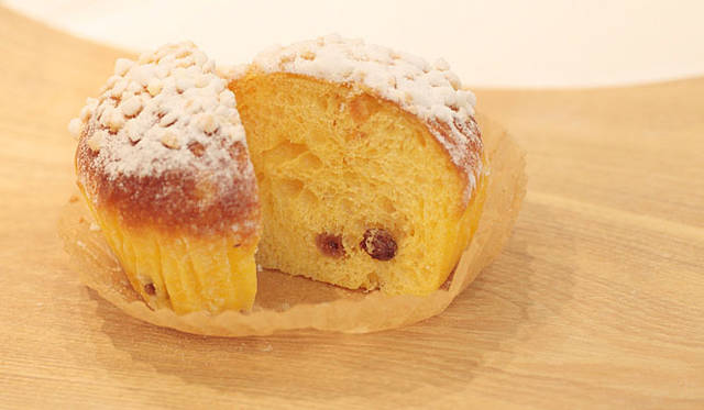 L’atelier de Plaisir│イタリアの伝統的な発酵菓子「ベネチアーナ」は、レーズンとオレンジピール入り。水分量は150％で、なんと普通のパンの倍以上。とろけるような軽い口当たりが特長。焼き上がり予定時間 12:00　大1個550円／小1個300円