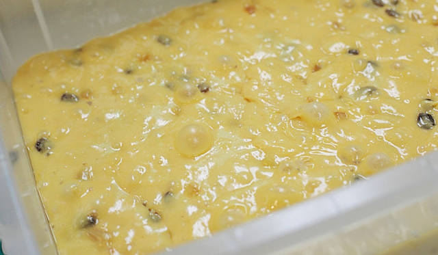 L’atelier de Plaisir│イタリアの伝統的な発酵菓子「ベネチアーナ」の発酵途中。水分量も油脂の量も特別に多いこの生地は、容器の上辺に届くくらいまで発酵して膨らむ