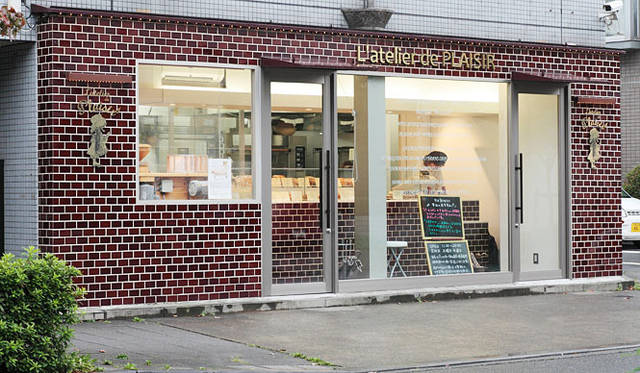 L’atelier de Plaisir│シックなブラウンのタイルに覆われた店舗。「しっかりした食感のパンが食べたい」と、わざわざ訪れる年配のお客さんも多いそうだ