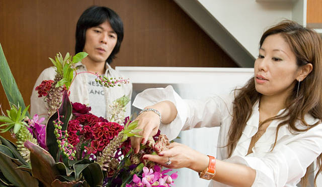 <b>男が楽しむ“ニューヨークスタイル”フラワーデザイン　「花束を買ってきて、自分でアレンジして生けよう（前編）」</b><br>先生の和気雅美さんと生徒役の長谷川栄一さん<br>