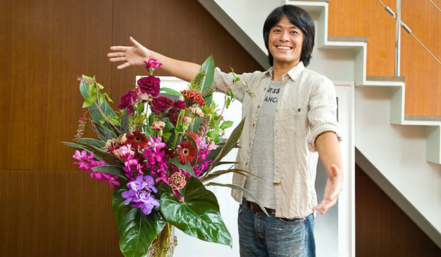 <b>男が楽しむ“ニューヨークスタイル”フラワーデザイン　「花束を買ってきて、自分でアレンジして生けよう（前編）」</b><br>長谷川さんのアレンジが完成