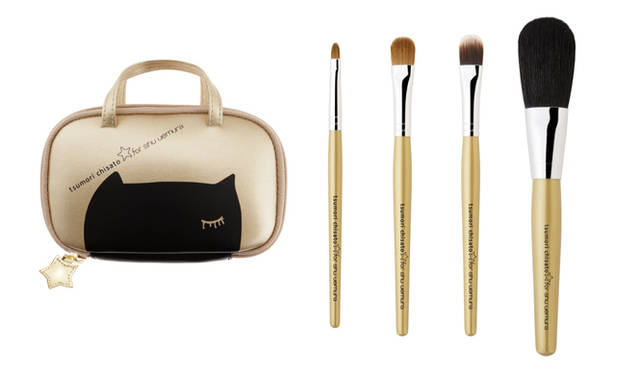 shu uemura｜シュウ ウエムラ 「クリスマス コレクション 2009」　<b>ミニブラシセット</b>　価格｜6825円<br />○セット内容　フェイス／チーク ブラシ（毛質：ゴート）、アイシャドー ブラシ（毛質：シンセティック）、アイシャドー ブラシ（毛質：セーブル）、リップ／アイライナー ブラシ（毛質：セーブル）、オリジナル ケース