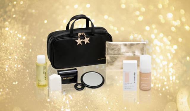 shu uemura｜シュウ ウエムラ 「クリスマス コレクション 2009」　<b>シュウ ウエムラ クリスマス キット 2009</b>　価格｜8715円<br />○セット内容　フルイド ファンデーション（現品）、UV アンダーベース ムース　SPF17・PA++（現品）、クレンジング ビューティ オイル プレミアム A/I [医薬部外品] （50mL）、五角スポンジ（オリジナルケース付き）、オリジナル ハンド ミラー、多機能ポーチ、オリジナル ティッシュ ケース