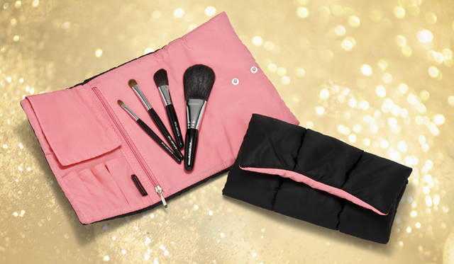 shu uemura｜シュウ ウエムラ 「クリスマス コレクション 2009」　<b>プレミアム ブラシ セット 2009</b>　価格｜9975円<br />○セット内容　フェイス／チーク ブラシ（毛質：ゴート）、アイシャドー／チーク ブラシ（毛質：スクィレル、ポニー）、アイシャドー ブラシ（毛質：セーブル）、リップ／アイライナー ブラシ（毛質：セーブル）、オリジナル ケース