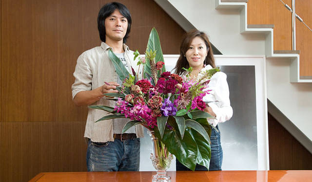 <b>男が楽しむ“ニューヨークスタイル”フラワーデザイン　「花束を買ってきて、自分でアレンジして生けよう（後編）」</b><br>和気雅美さんの作品を囲んで