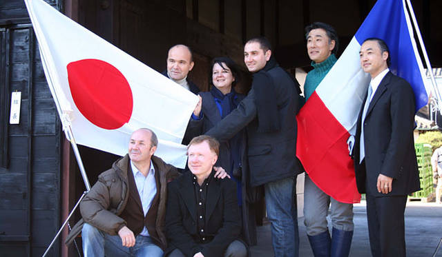 和醸和楽│醸し人九平次　弊社の蔵前にて記念撮影。上段左が、世界ソムリエチャンピオンのオリビエ・プシェ氏