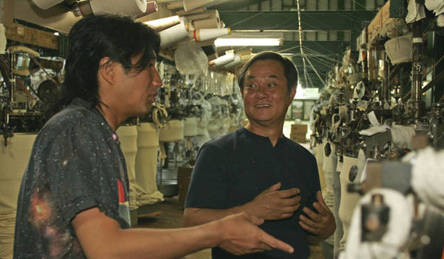 三原康裕的日本モノづくり｜ファッションデザイナー三原康裕さんと和田メリヤス社長の和田安史さん