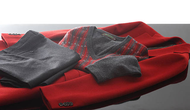 <strong>ETRO│エトロ</strong>　2009-10年秋冬コレクション 赤とグレーの美しいハーモニー<br />コート24万1500円、セーター10万8150円、パンツ4万8300円