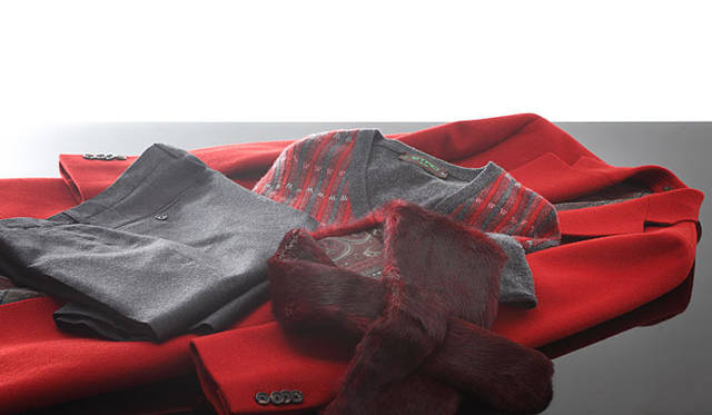 <strong>ETRO│エトロ</strong>　2009-10年秋冬コレクション 赤とグレーの美しいハーモニー<br />コート24万1500円、セーター10万8150円、パンツ4万8300円、ファーマフラー4万8300円