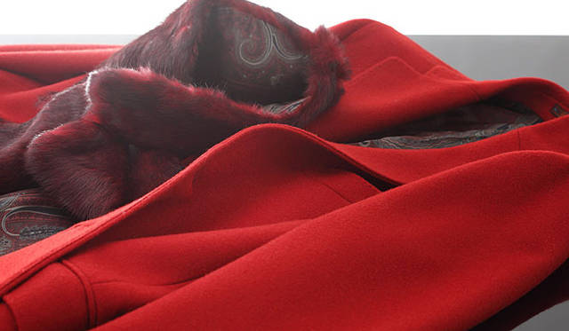 <strong>ETRO│エトロ</strong>　2009-10年秋冬コレクション 赤とグレーの美しいハーモニー<br />コート24万1500円、ファーマフラー4万8300円