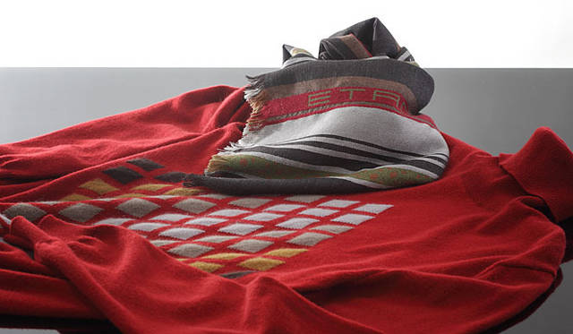 <strong>ETRO│エトロ</strong>　2009-10年秋冬コレクション 赤とグレーの美しいハーモニー<br />タートルセーター0万0000円、ショール0万0000円