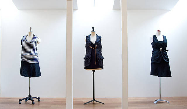 <strong>SUEHILLO│スエヒロ</strong>　左／ボーダーカットソー1万5750円、スカート1万9950円　中／ベスト3万1500円、インナースリップカットソー1万5750円　右／ベスト3万6750円、スカート1万9950円