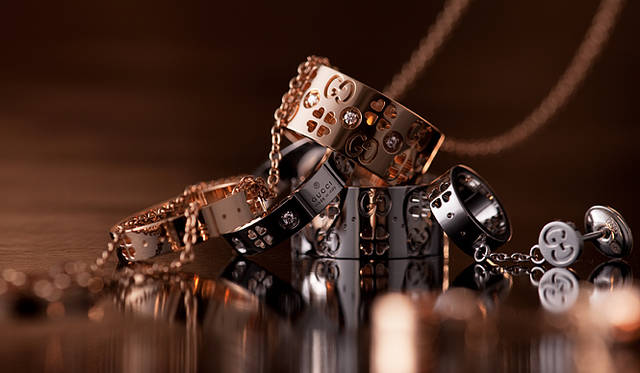 <b>GUCCI｜グッチ</b>  左から：アイコンアモール フォーエバー リング PG THIN 6万8250円、WG × diamonds THIN 17万3250円、PG × diamonds WIDE 25万2000円、WG WIDE 12万3900円、アイコンアモール フォーエバー イヤリング WG 15万7500円