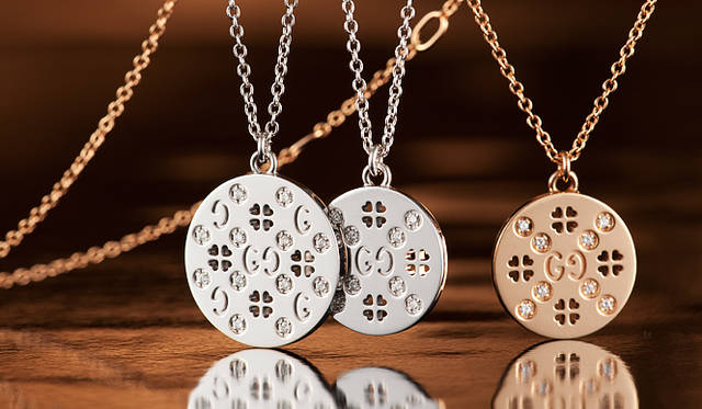 <b>GUCCI｜グッチ</b>　アイコンアモール フォーエバー ネックレス 左から：WG × diamonds（20mm） 26万2500円、WG × diamonds、PG × diamonds ともに20万8950円