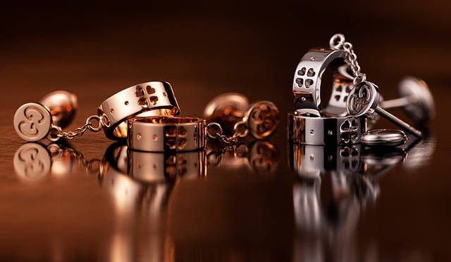 <b>GUCCI｜グッチ</b>　アイコンアモール フォーエバー イヤリング PG、WG ともに15万7500円