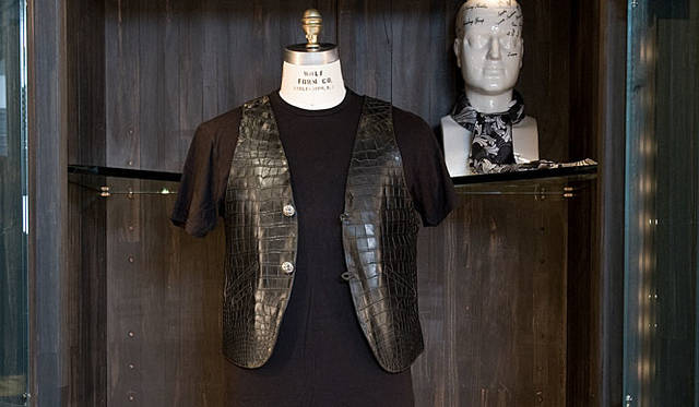 CHROME HEARTS│2009秋冬新作メンズ・コレクション アリゲーター革2ボタンベスト 294万円