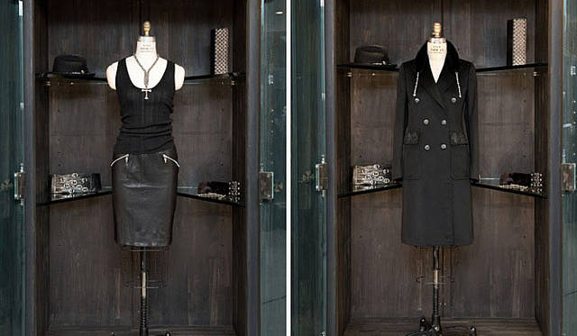 <b>CHROME HEARTS│クロムハーツ</b>　2009-10年秋冬新作ウィメンズコレクション 左／ニット（LUX SPANK-TANK）11万円、レザーストレッチタイトスカート（STRETCH ZIP POCKET）28万7700円、ペンダント（DS LINK NARROW CH CROSS LARGE）140万7000円、右／カシミヤコート（COAT / cashmere PLUS PATCH）63万5250円、ミンクのストール（STOLE FUR MINK）43万3650円、上左／フェルトハット（wool Fedora）36万4350円、上右／クラッチバッグ（Dinner purse Chain mail）39万600円、下左／ベルト（WAIST CINCER GLOSS METALIC）28万4550円