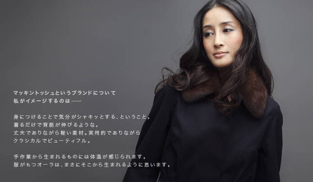 　ROSLIN｜ロズリン（ウールゴム引き ファー付きロングコート） 23万4150円／ビームス ハウス丸の内（Tel. 03-5220-8686）