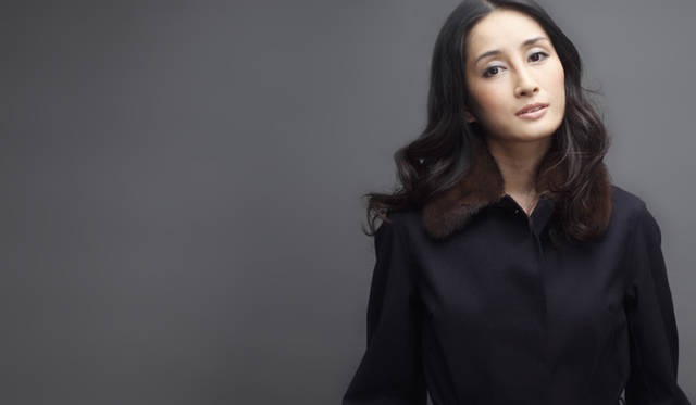 　ROSLIN｜ロズリン（ウールゴム引き ファー付きロングコート） 23万4150円／ビームス ハウス丸の内（Tel. 03-5220-8686）