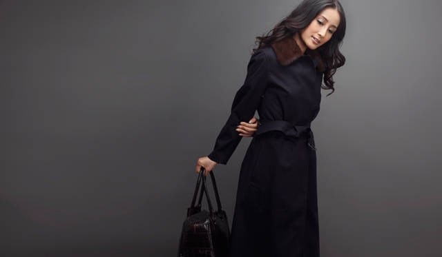 　ROSLIN｜ロズリン（ウールゴム引き ファー付きロングコート） 23万4150円／ビームス ハウス丸の内（Tel. 03-5220-8686）、J&M デヴィッドソンのボストンバッグ「NEW VIVI｜ニュー ヴィヴィ」 13万6500円／エリオポール丸の内（Tel. 03-3287-1522）