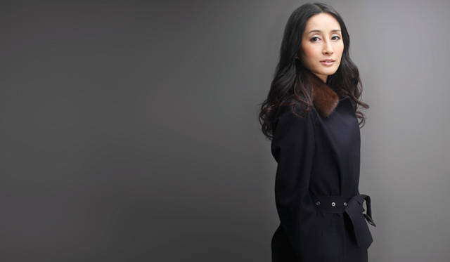 　ROSLIN｜ロズリン（ウールゴム引き ファー付きロングコート） 23万4150円／ビームス ハウス丸の内（Tel. 03-5220-8686）