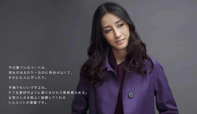 　BANTON｜バントン（コットンゴム引き ステンカラーコート） 10万3950円／ユナイテッドアローズ 原宿本店 ウィメンズ館（Tel. 03-3479-8176）、J&M デヴィッドソンのボウタイニットワンピース 3万9900円／八木通商（Tel. 03-3224-2729）