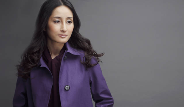 　BANTON｜バントン（コットンゴム引き ステンカラーコート） 10万3950円／ユナイテッドアローズ 原宿本店 ウィメンズ館（Tel. 03-3479-8176）、J&M デヴィッドソンのボウタイニットワンピース 3万9900円／八木通商（Tel. 03-3224-2729）