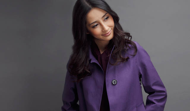 　BANTON｜バントン（コットンゴム引き ステンカラーコート） 10万3950円／ユナイテッドアローズ 原宿本店 ウィメンズ館（Tel. 03-3479-8176）、J&M デヴィッドソンのボウタイニットワンピース 3万9900円／八木通商（Tel. 03-3224-2729）