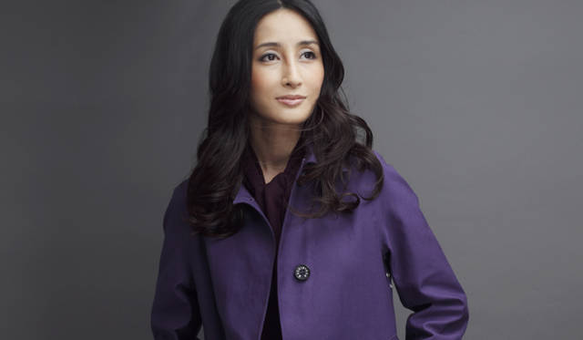 　BANTON｜バントン（コットンゴム引き ステンカラーコート） 10万3950円／ユナイテッドアローズ 原宿本店 ウィメンズ館（Tel. 03-3479-8176）、J&M デヴィッドソンのボウタイニットワンピース 3万9900円／八木通商（Tel. 03-3224-2729）