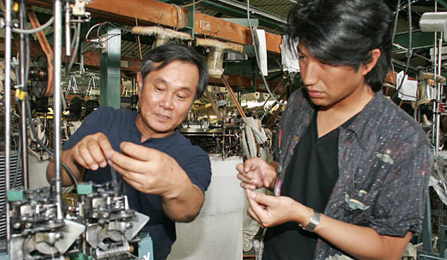 三原康裕的日本モノづくり｜ファッションデザイナー三原康裕さんと和田メリヤス社長の和田安史さん