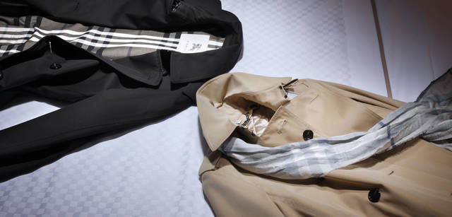 <b>For Man</b>｜バーバリーのトレンチコートはもはや永遠のスタンダード。コート22万5750円、<b>For Woman</b>｜明るいキャメルカラーにスカーフで色を差して。コート22万500円、スカーフ3万6750円（参考価格）（ともにバーバリー・インターナショナル）