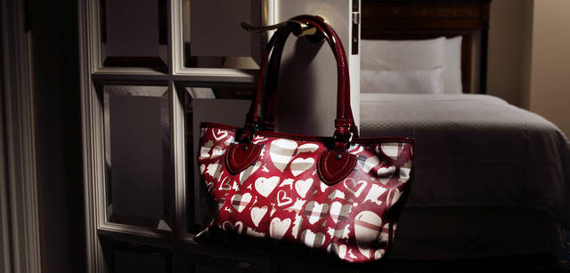 <b>For Woman</b>｜ファブリックにハートモチーフのペイントがほどこされたフェミニンなバッグ。マチが広く使いやすい。バッグ［W40×H22×D14cm］6万7200円（バーバリー・インターナショナル）